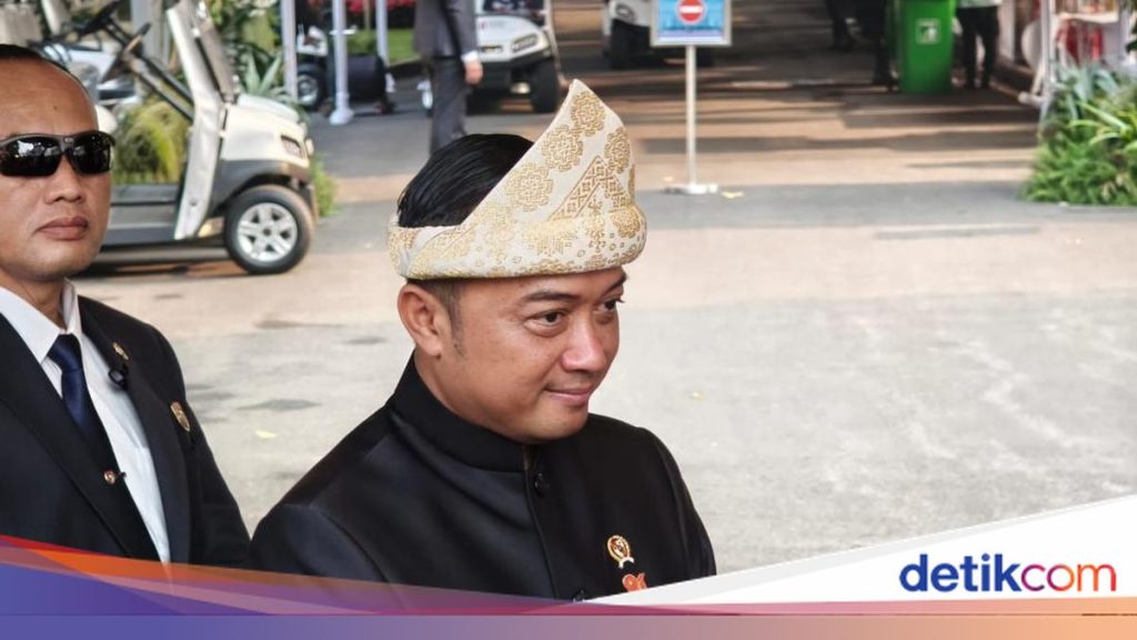Prabowo Diapit Jokowi dan Gibran di Upacara HUT RI, Mensesneg: Mereka Bertiga Sangat Akrab