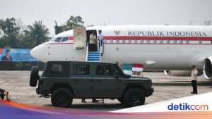 Prabowo Disambut Kabut Asap Karhutla Saat Tiba di Pekanbaru