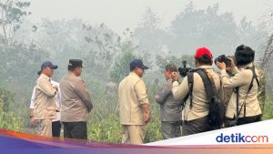 Prabowo Tinjau Lokasi Karhutla di Sungai Raya Kalbar Tanpa Masker