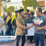Puluhan Mahasiswa Geruduk Kejaksaan Ponorogo, Desak Penyelesaian Kasus TP Dewan Sambil Bawa Obat-obatan