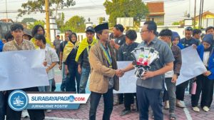 Puluhan Mahasiswa Geruduk Kejaksaan Ponorogo, Desak Penyelesaian Kasus TP Dewan Sambil Bawa Obat-obatan