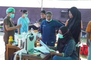 Pusdokkes Polri Layani 120 Warga Terdampak Gempa Reo dengan Pengobatan Gratis