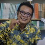 Resep Bahagia: Mengolah Emosi dalam Puisi Fajrul Alam