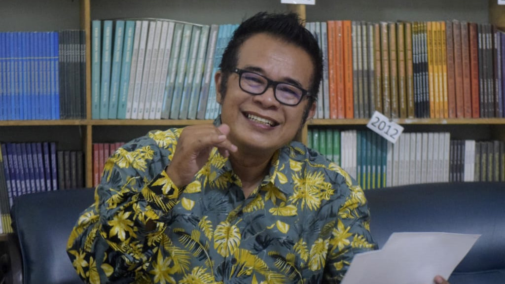 Resep Bahagia: Mengolah Emosi dalam Puisi Fajrul Alam