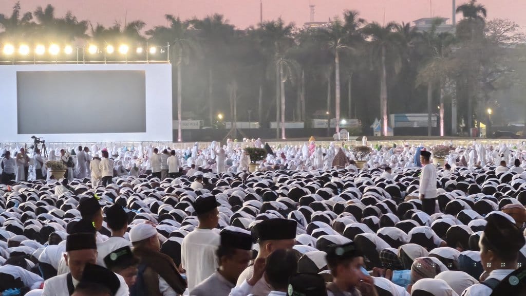 Ribuan Jamaah Hadiri Zikir Akbar di Monas, Prabowo Turut Hadir