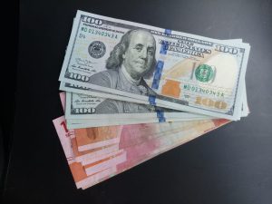 Rupiah Ditutup Melemah ke Rp17.830/USD, Dolar Global Mulai Menguat sebagai Aset Safe Haven