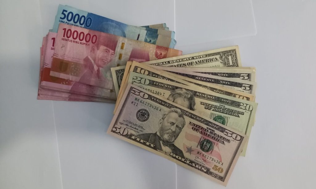 Rupiah Lesu ke Rp18.015/USD, Dolar AS Bangkit dari Titik Terendah 6 Minggu
