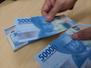 Rupiah Menguat ke Rp17.685/USD, Pasar Menanti Kebijakan The Fed