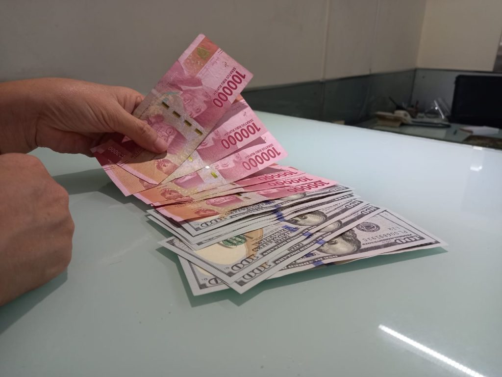 Rupiah Menguat Tipis ke Rp17.885 per Dolar AS, Pasar Global Wait and See