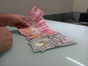 Rupiah Menguat Tipis ke Rp17.885 per Dolar AS, Pasar Global Wait and See