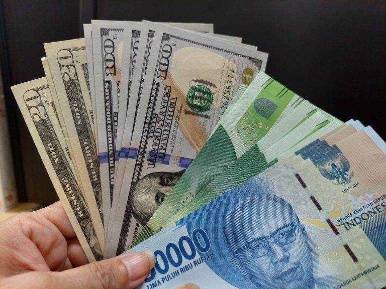 Rupiah Sentuh Level Tertinggi dalam 7,5 Pekan, Ditutup Menguat ke Rp17.755 per Dolar AS