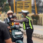 Satlantas Polres Muba Bagikan 50 Masker dan Air Mineral untuk Kesehatan Pengguna Jalan