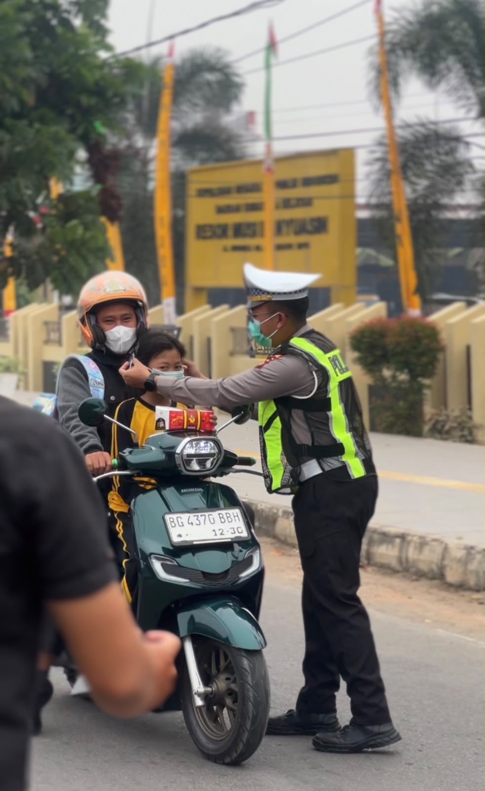 Satlantas Polres Muba Bagikan 50 Masker dan Air Mineral untuk Kesehatan Pengguna Jalan