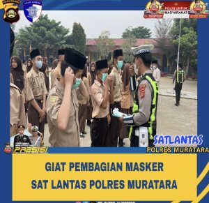 Satlantas Polres Muratara Bagikan Masker di Depan SMA Negeri 1 Muara Rupit untuk Peduli Kesehatan Pelajar