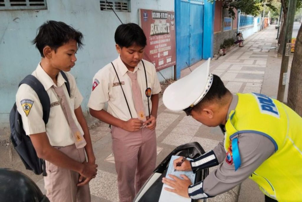 Satlantas Tulungagung Gencarkan Edukasi Keselamatan Berlalu Lintas bagi Pelajar