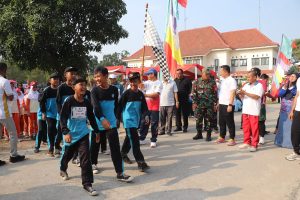 Semarak Gerak Jalan Buka Pesta Olahraga HUT ke-76 Kabupaten Bekasi di Kecamatan Cikarang Pusat