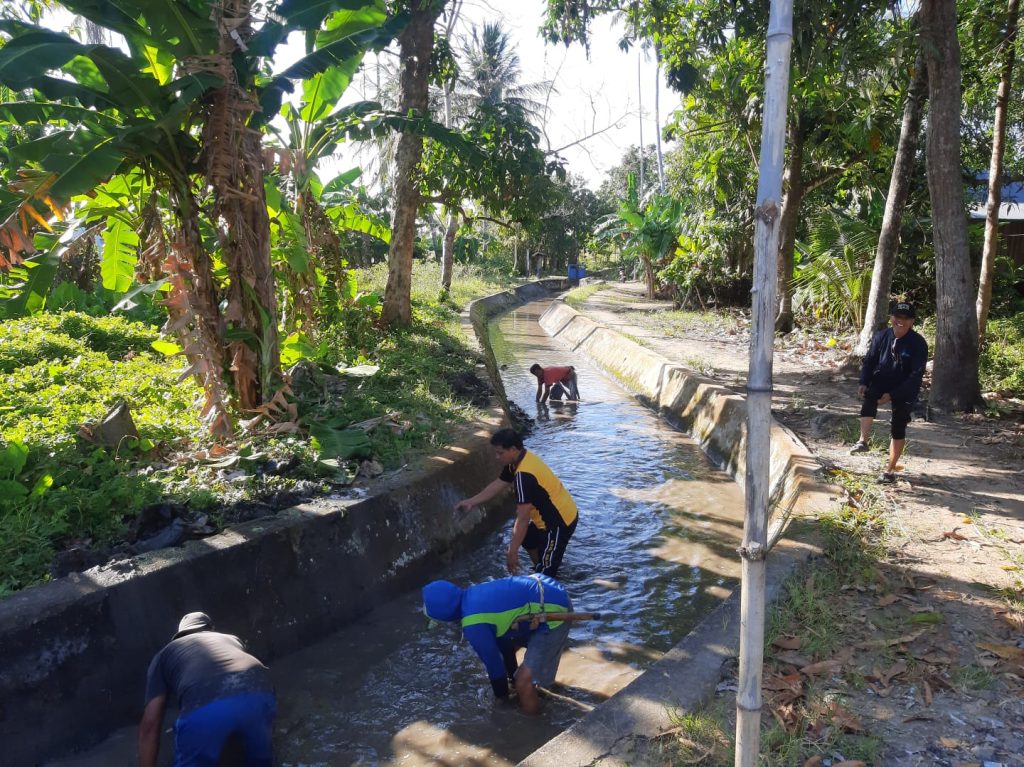 Sinergi Bhabinkamtibmas, Pemerintah Kelurahan, dan Warga Bersihkan Saluran Irigasi di Tiroang