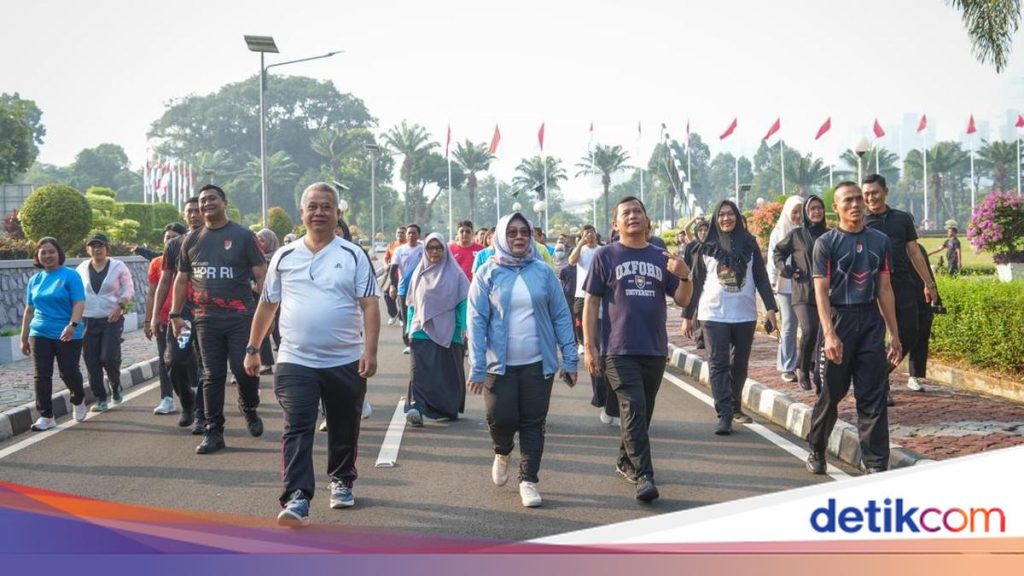 Siti Fauziah Ajak Pegawai MPR RI Hidup Sehat Lewat Jalan Sehat