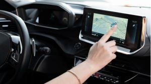 Studi Terbaru: Layar Sentuh Mobil Modern Meningkatkan Risiko Kecelakaan