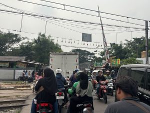 Taksi Tertemper KRL di Pelintasan Karet, Risiko Kecelakaan Masih Tinggi - Kompas.id (Indonesia)