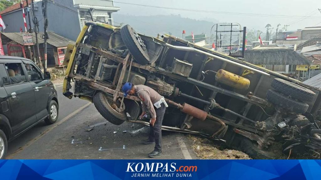 Truk Patah As Mundur di Tanjakan Ciwidey Bandung: Kecelakaan Beruntun Tabrak Mobil dan Motor