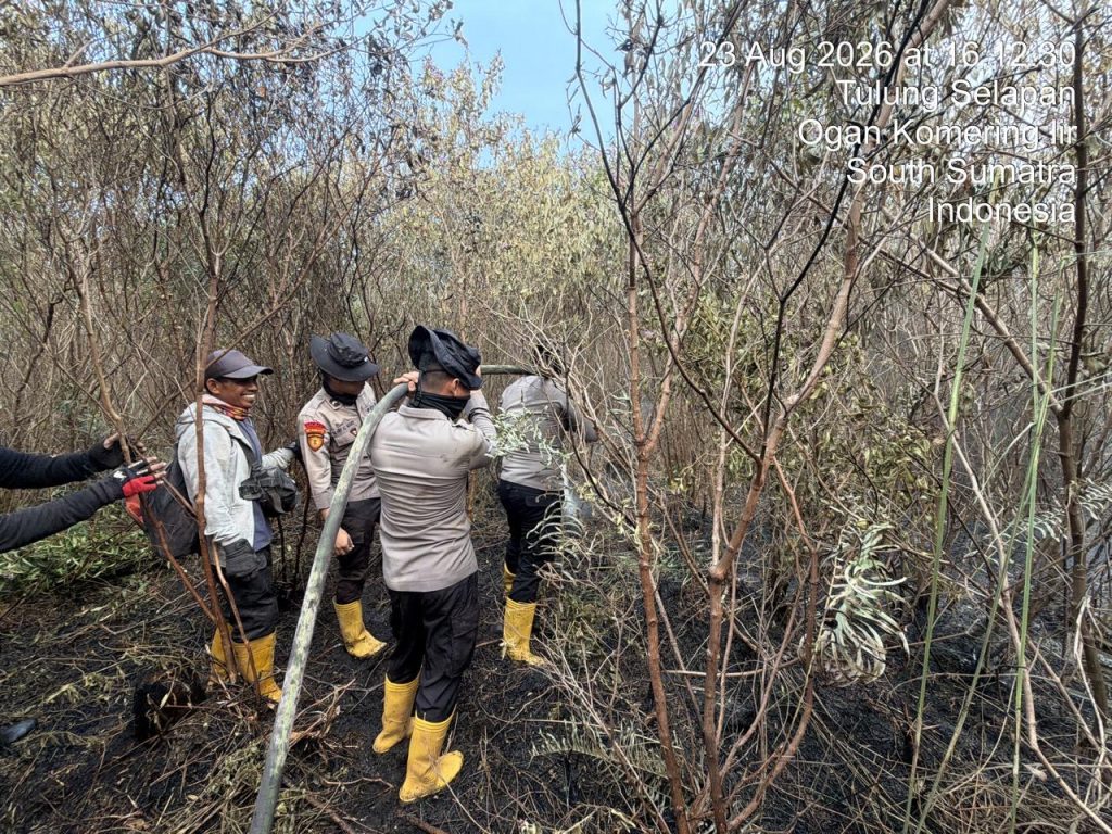 Upaya Bersama Kapolsek Merapi Barat dan Warga Padamkan Kebakaran Hutan di Kaki Bukit Senubut