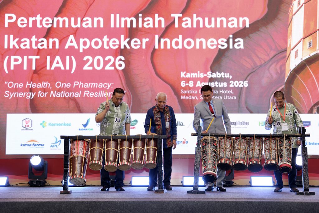 Wagub Surya Dorong Sinergi Pemerintah dan Apoteker Atasi Krisis Kesehatan Dunia