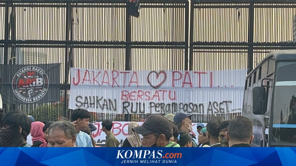 Warga Pati Gelar Aksi Tenda di Depan Gedung DPR, Tolak Pengusiran Hingga 27 Agustus