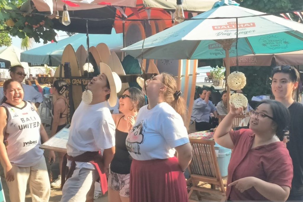 Wisatawan Asing Antusias Ikuti Lomba 17 Agustus di Pantai Legian