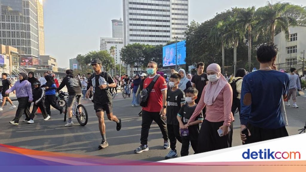 Abu Vulkanik Anak Krakatau Mencapai Bundaran HI, Warga Beraktivitas dengan Masker