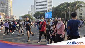 Abu Vulkanik Anak Krakatau Mencapai Bundaran HI, Warga Beraktivitas dengan Masker