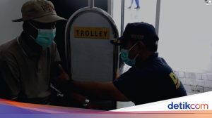 Bandara Soetta Terdampak Abu Vulkanik Anak Krakatau, Polisi Dirikan Posko Kesehatan dan Bagikan Masker
