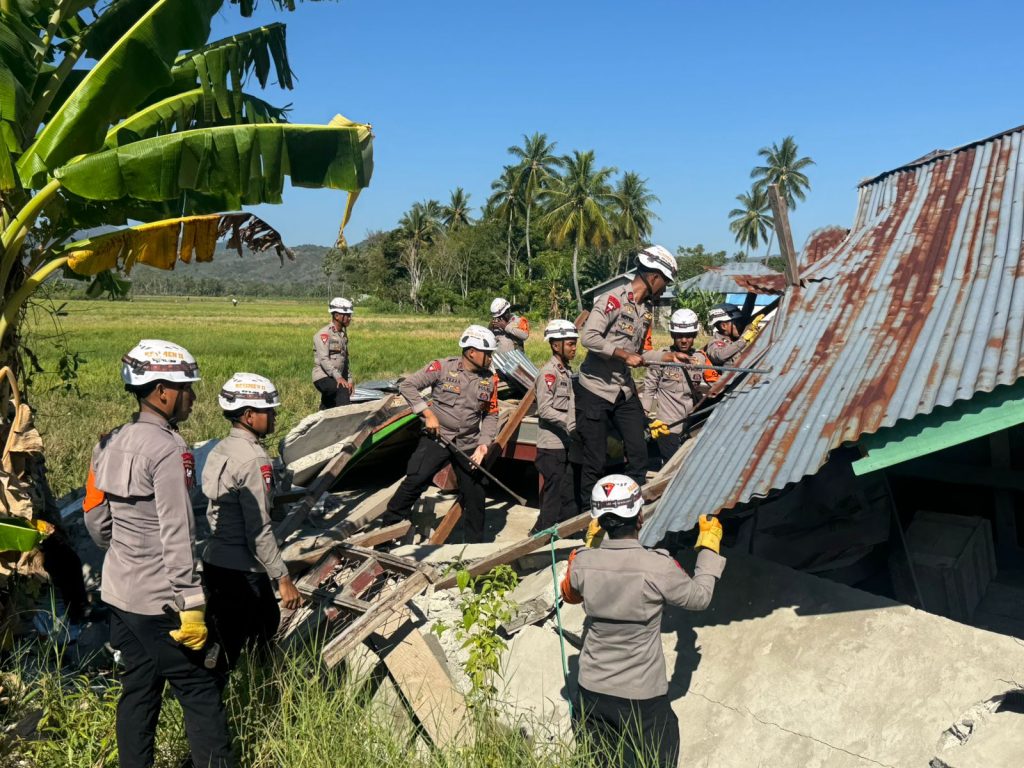 Brimob Bantu Warga Terdampak Bencana: Rumah Rusak Dibongkar untuk Ringankan Beban