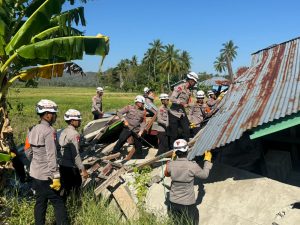Brimob Bantu Warga Terdampak Bencana: Rumah Rusak Dibongkar untuk Ringankan Beban