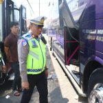 Cegah Kecelakaan, Polres Pelabuhan Tanjung Perak Periksa Bus Peziarah di Sunan Ampel