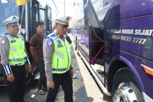 Cegah Kecelakaan, Polres Pelabuhan Tanjung Perak Periksa Bus Peziarah di Sunan Ampel