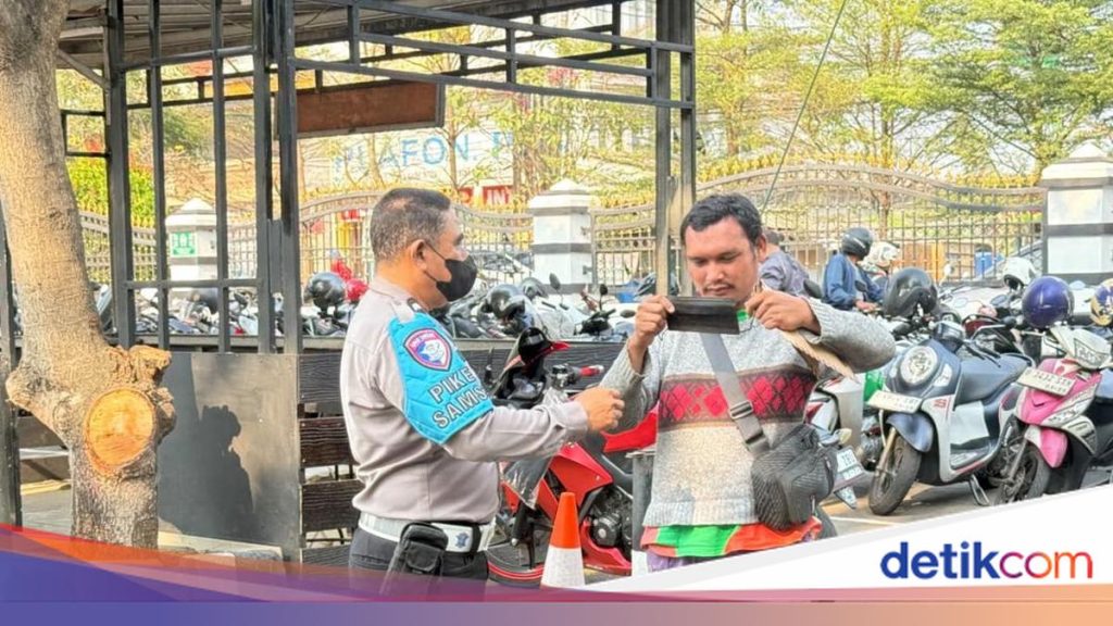 Ditlantas Polda Metro Jaya Bagikan 10 Ribu Masker untuk Wajib Pajak