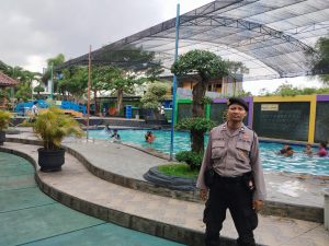 Jaminan Keamanan dan Kenyamanan di Kolam Renang, Polsek Sanankulon Lakukan Pengamanan Obyek Wisata pada Hari Minggu