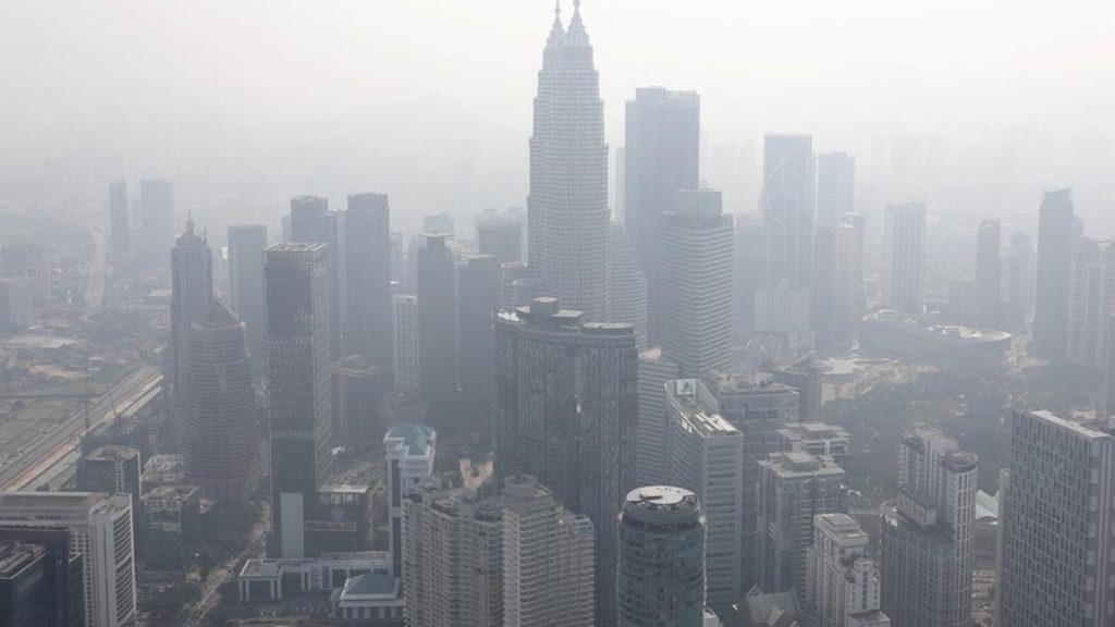 Kabut Asap Kebakaran Hutan Kalimantan Sebabkan Lonjakan Kasus Gangguan Pernapasan di Malaysia