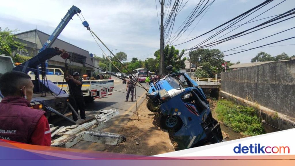 Kecelakaan Elf Rombongan Besan di Depok, 15 Orang Alami Luka-Luka