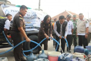 Kejati Jateng Salurkan 20 Tangki Air Bersih untuk Atasi Kekeringan di Desa Klokah Blora