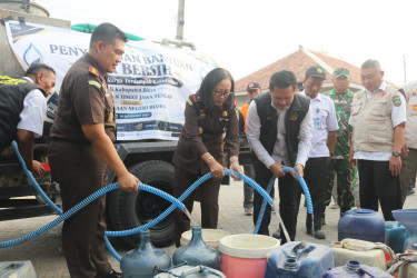 Kejati Jateng Salurkan 20 Tangki Air Bersih untuk Atasi Kekeringan di Desa Klokah Blora
