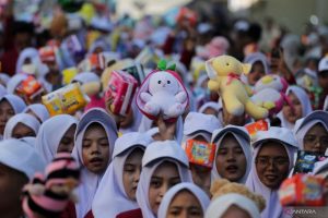 Mahasiswa Baru Umsura Galang Donasi Boneka dan Pembalut untuk Korban Bencana NTT