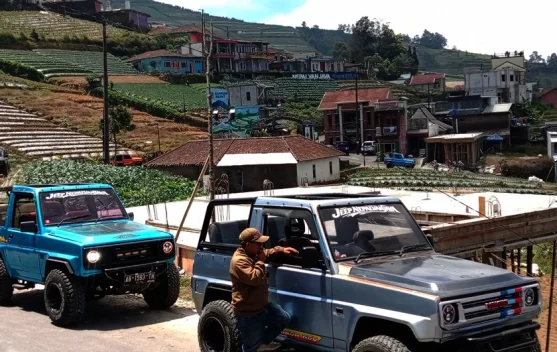Menjelajahi Keindahan Lereng Gunung Sumbing Bersama Jeep Wisata ala Nepal van Java