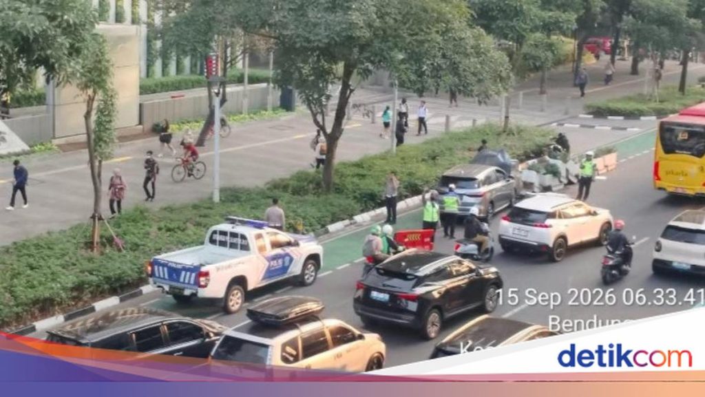 Mobil Tabrak Pembatas di Sudirman, Sejumlah Rute TransJ Alami Keterlambatan