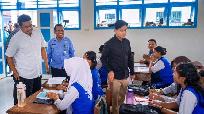 Pasca Bencana di Tapteng, Gibran Pastikan Anak-anak Kembali Belajar dengan Aman