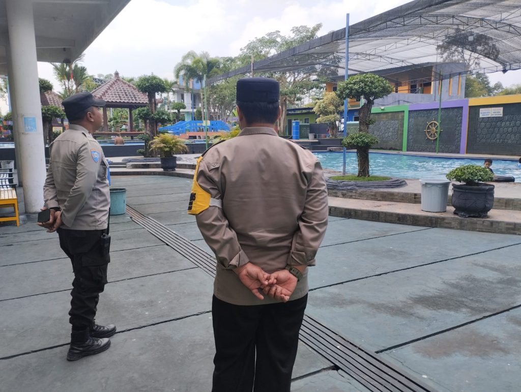 Personel Polsek Sanankulon Amankan Objek Wisata di Akhir Pekan untuk Kenyamanan Pengunjung