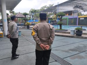 Personel Polsek Sanankulon Amankan Objek Wisata di Akhir Pekan untuk Kenyamanan Pengunjung