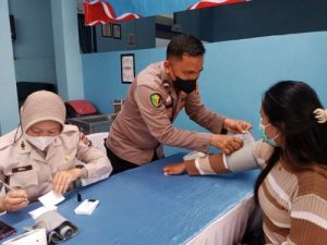 Polisi Adakan Bakti Sosial Kesehatan di Tanjung Karang Timur, Warga Terima Pemeriksaan Gratis dan Masker