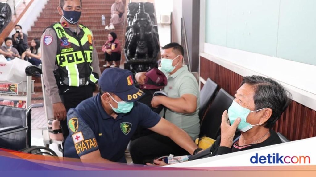 Polisi Berbagi Camilan dan Layanan Kesehatan untuk Penumpang di Bandara Soekarno-Hatta
